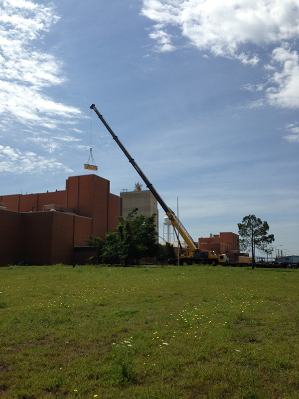 Grove 240 ton crane setting materials on roof during industrial remodel of International Grain in Greenville, Tx